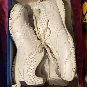 Cheer shoes